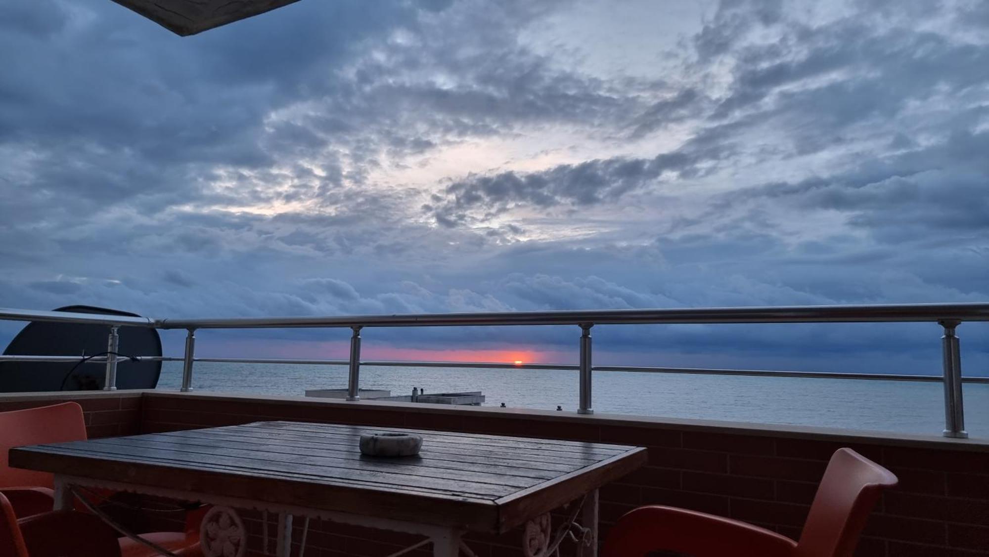 Sunset Seaview Apartment Дуррес Екстер'єр фото
